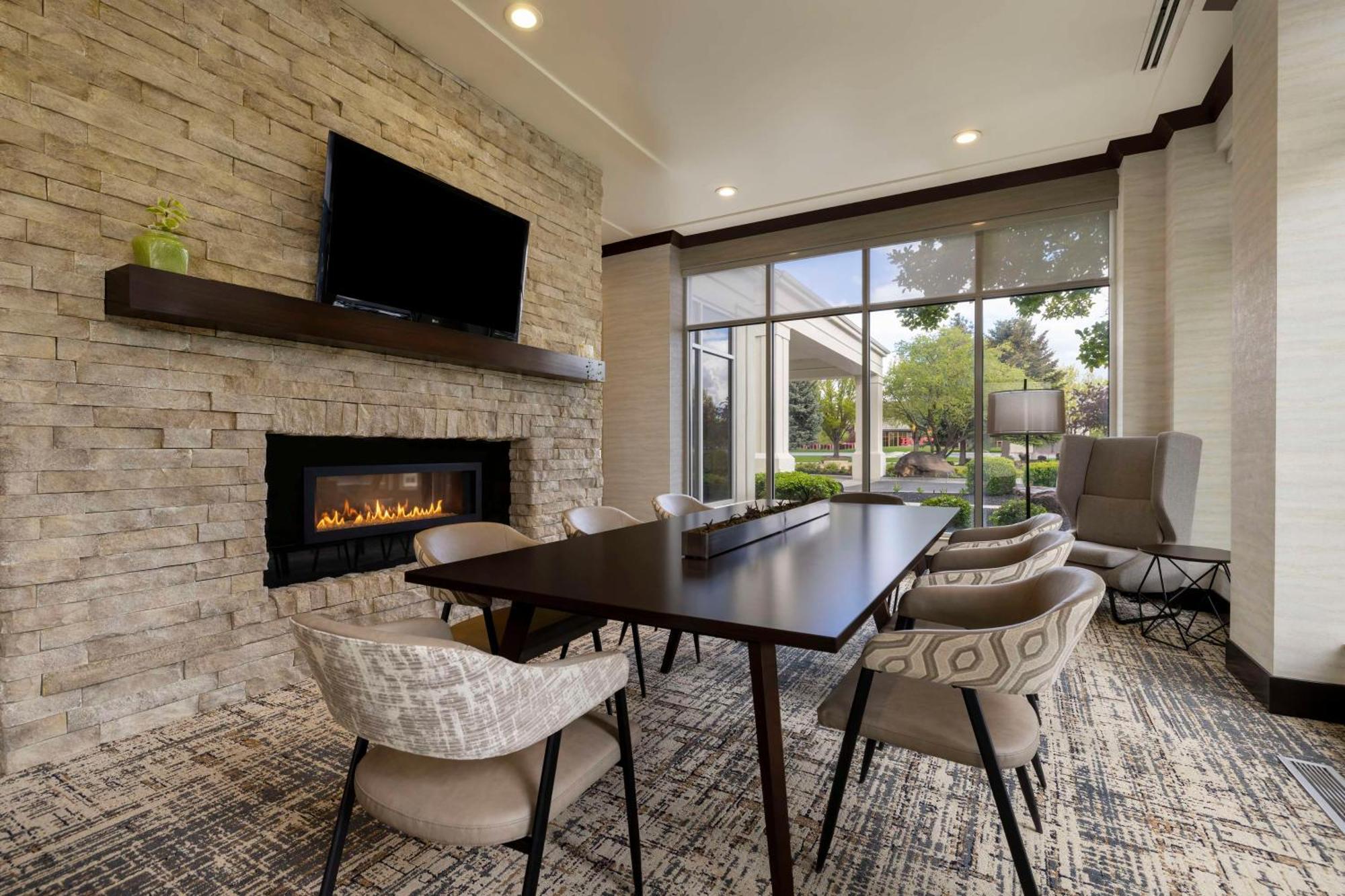 Hilton Garden Inn Boise Spectrum Exterior photo